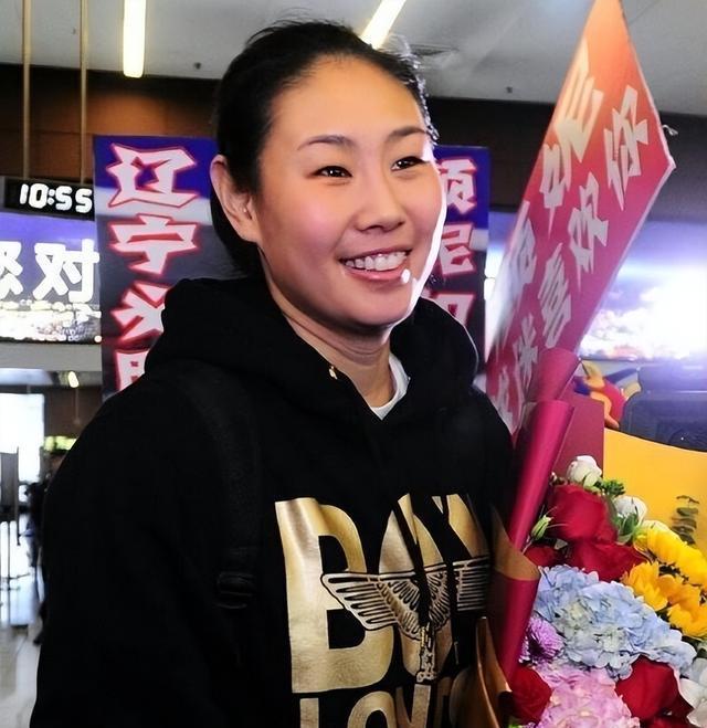 辽宁女排力克江苏豪取总冠军，主教练郎平领衔庆祝